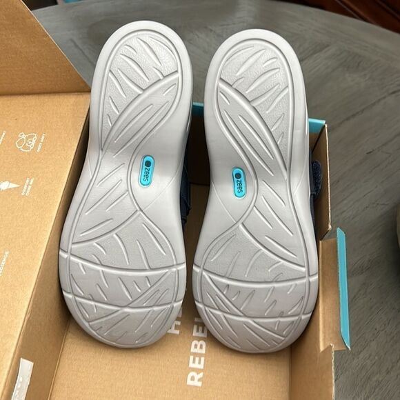 Bzees Women's Refresh Slip On Sneaker - Picture 3 of 7